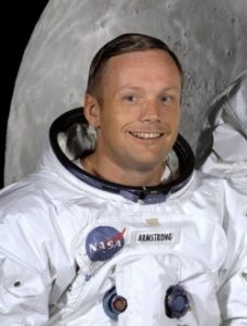 Neil_Armstrong_in_suit.jp